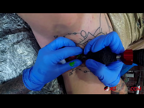 ❤️ Ekstrèmman tatoue hottie Sully Savage te fè yon tatoo sou klitoris li ❌ Ponografi bon jan kalite nan ht.massagecenter-yalta.ru
